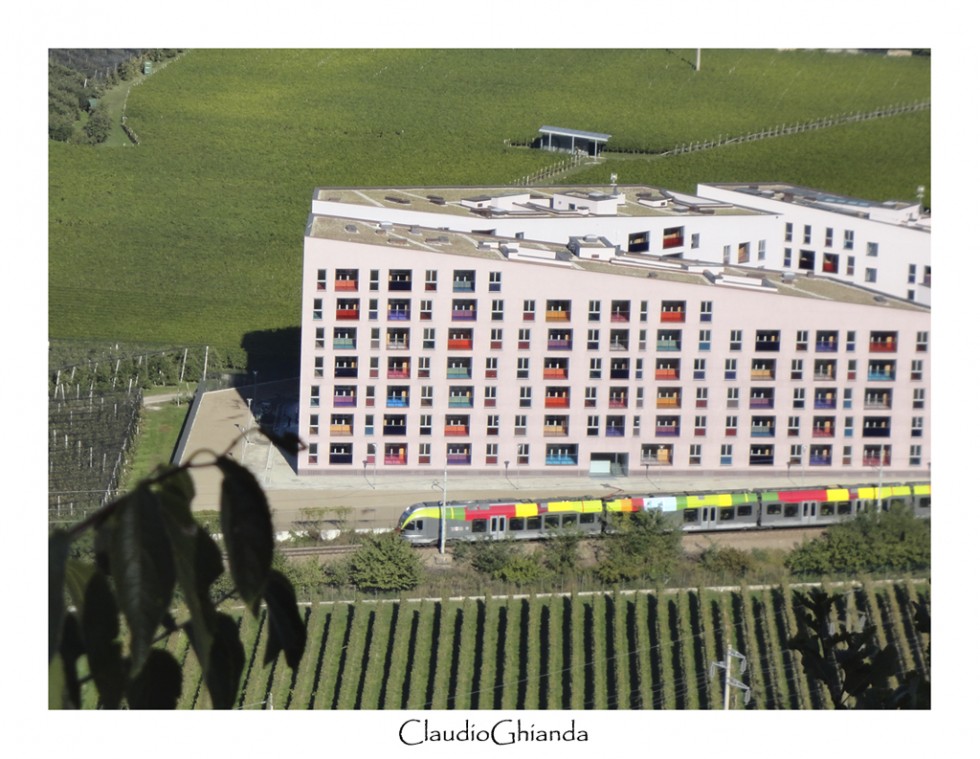 "Tren y suburbio de Bolzano" de Claudio Ghianda