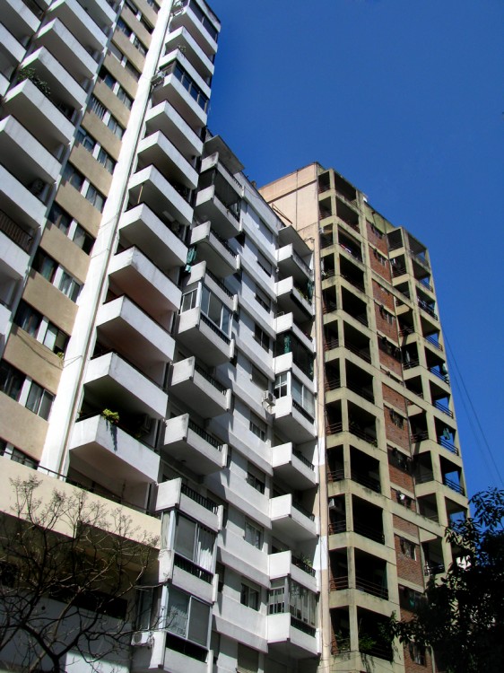 "un montn de balcones y una sola flor" de Jorge Mariscotti (piti)