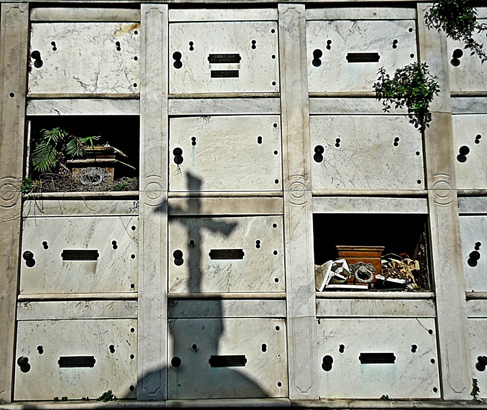 "son las cruces de un cementerio las que nos hablan" de Lucila Lovera