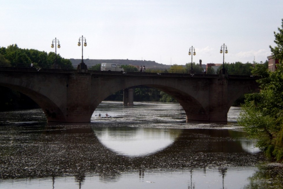 "puente de piedra sobre el ro Ebro" de Rosa Mara Olivn