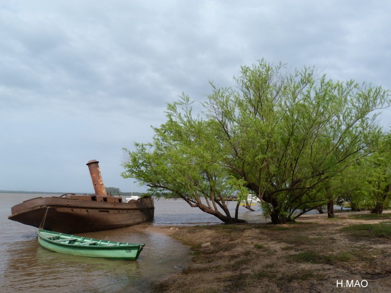 "anclados en el rio uruguay" de Hector Mao