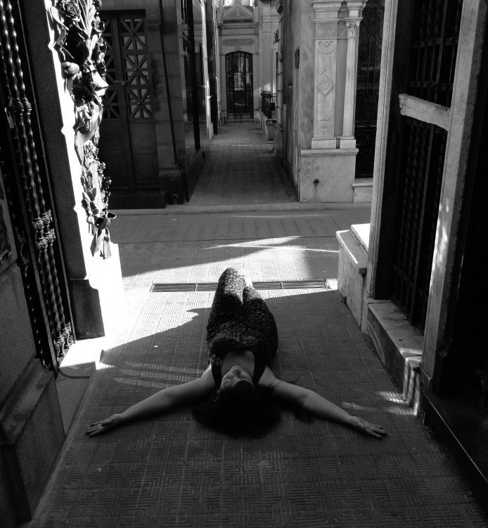 "Me gustara una foto acostada en el piso...." de Virginia Rapallini