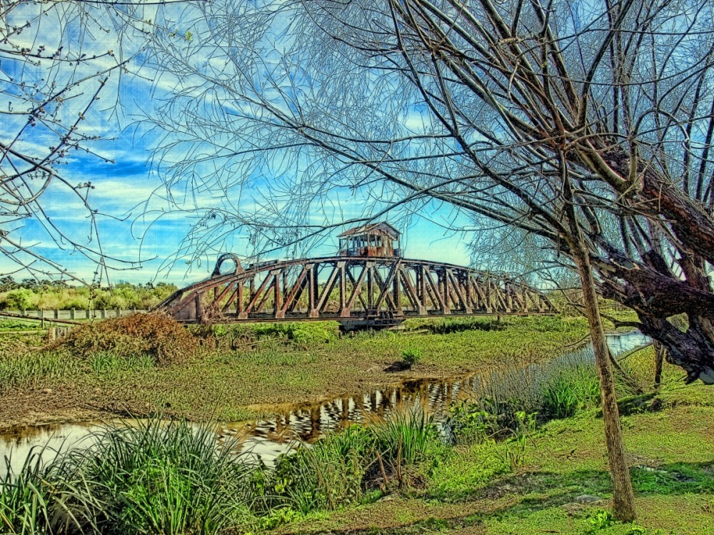 "Puente ferrocarril Ensenada" de Hugo Daniel Luguercho