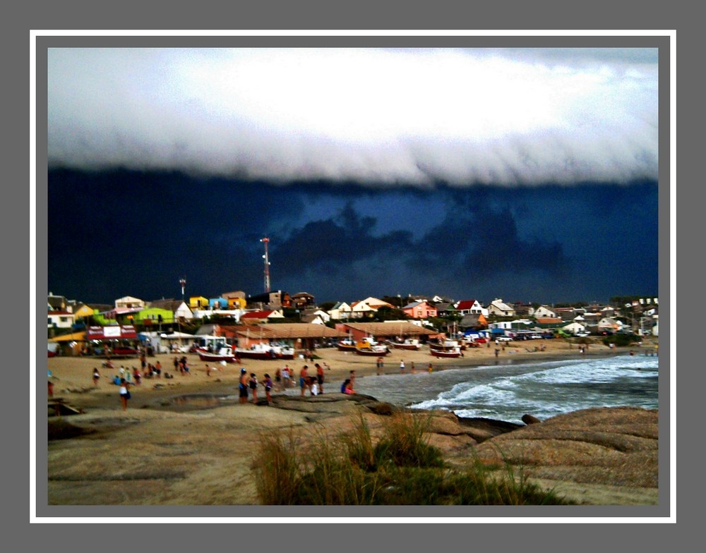 "Punta del Diablo un dia de tormenta I" de Sylvia Sabatini