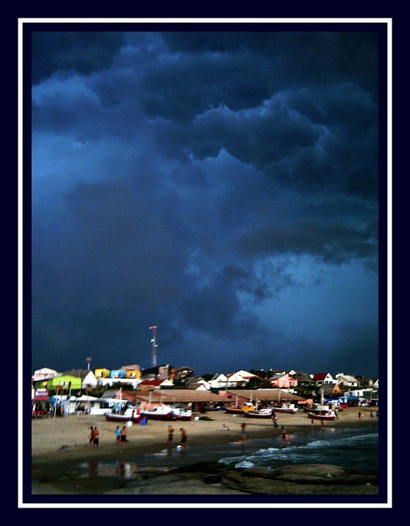 "Punta del Diablo un dia de tormenta II" de Sylvia Sabatini