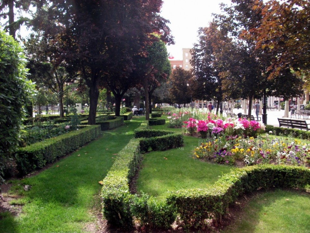 "parque con flores" de Rosa Mara Olivn