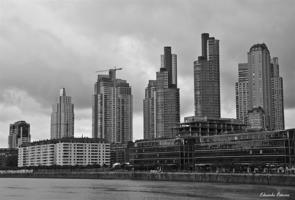 "Vestidos de gris......." de Eduardo Estevez