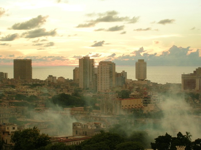 "niebla fumigena en la ciudad" de Carlos Maximo Suarez