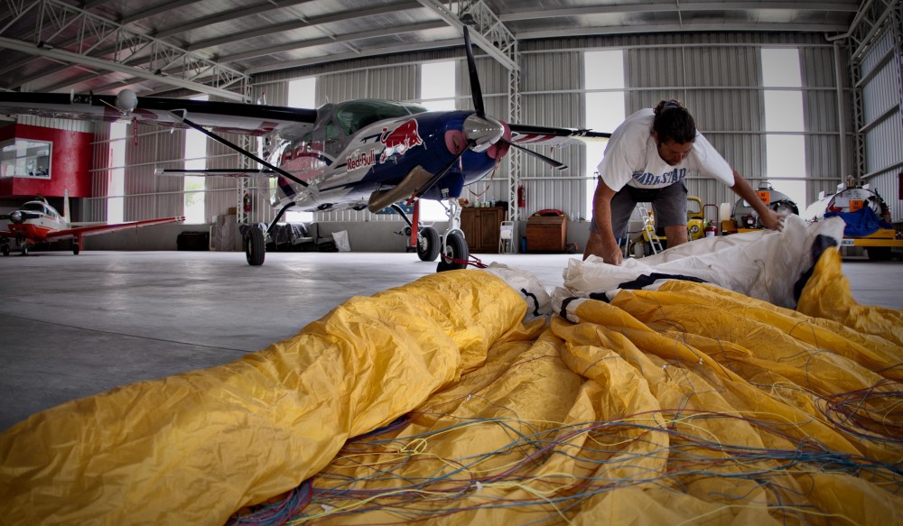 "Plegando en el hangar." de Mario Tizn