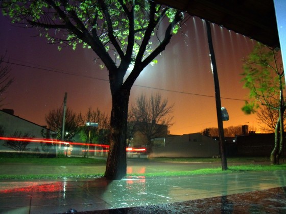 "Lluvia placentera en el barrio" de Omar Leandro Renk