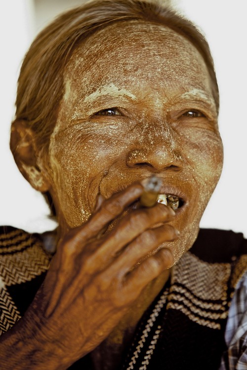 "anciana fumando.." de Rafael Buteler