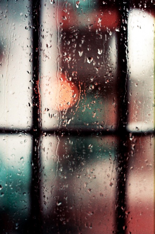 "`` Detrs de los cristales llueve y llueve...`" de Ricardo H. Molinelli