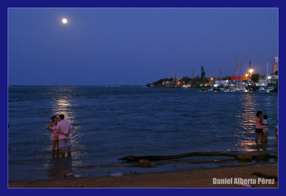 "refrescando la amistad a la luz de la luna..." de Daniel Alberto Prez