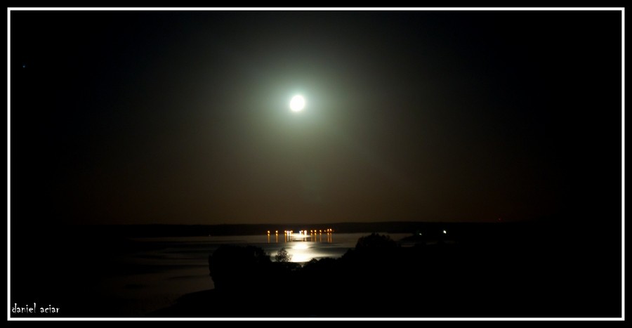 "la luna y una costa con luces" de Daniel Aciar
