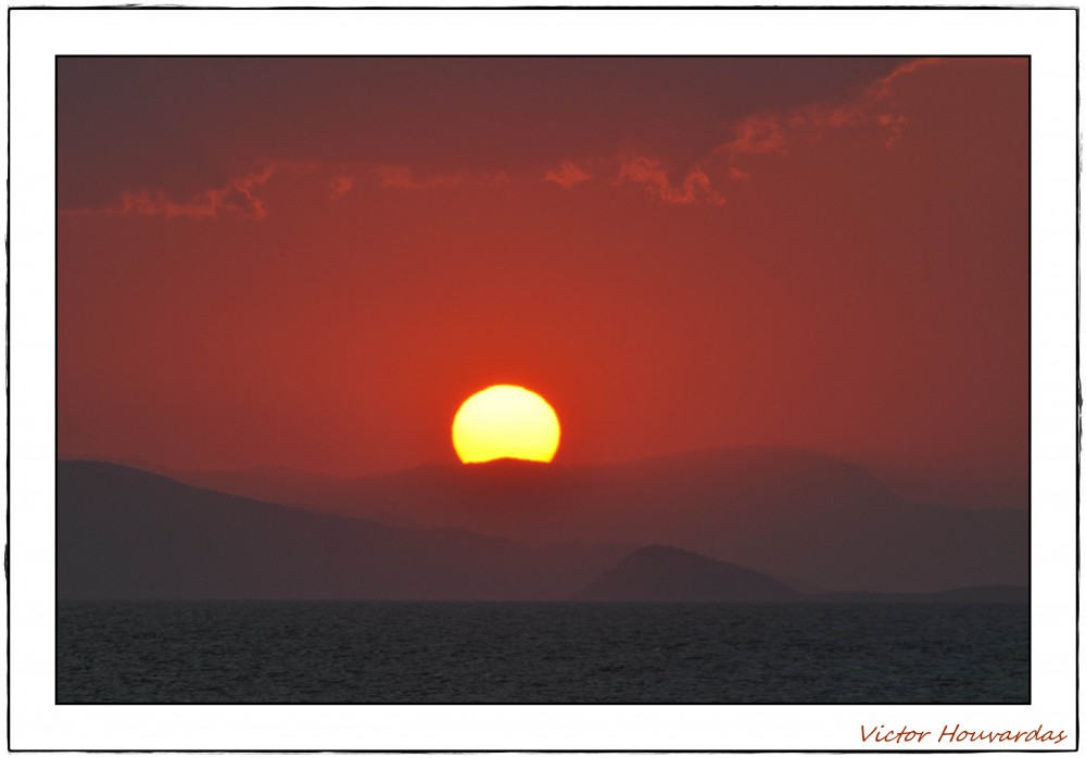 "otro simple atardecer" de Victor Houvardas