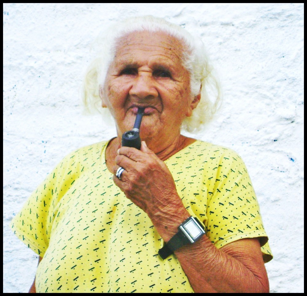 "abuelita con pipa" de Valeria Montrfano
