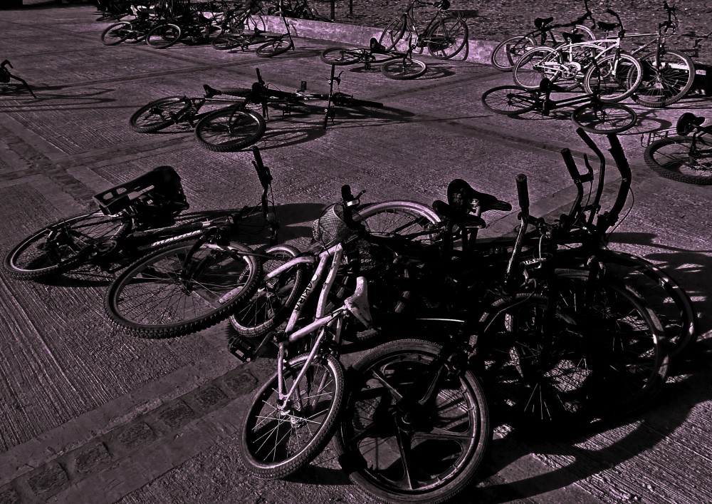 "Cementerio de bicicletas III" de Eduardo Ponssa