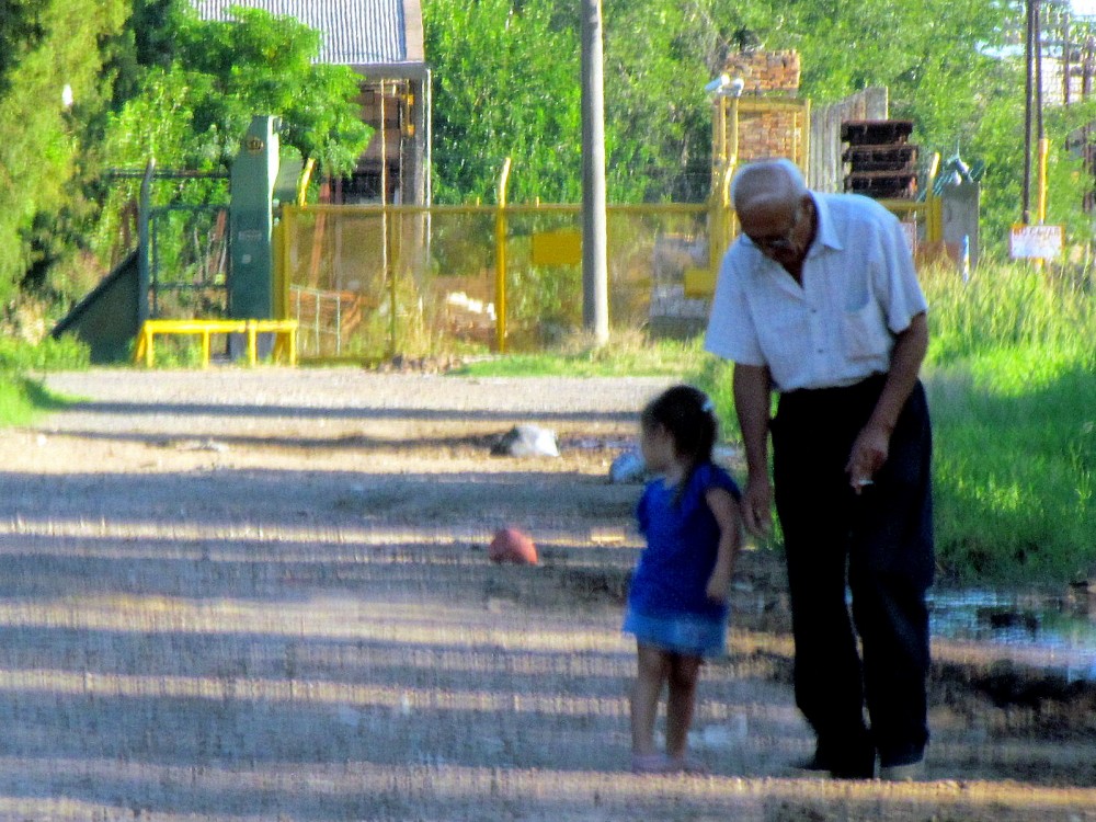 "ABUELITO QU HORA ES?" de Hugo Zadunaisky