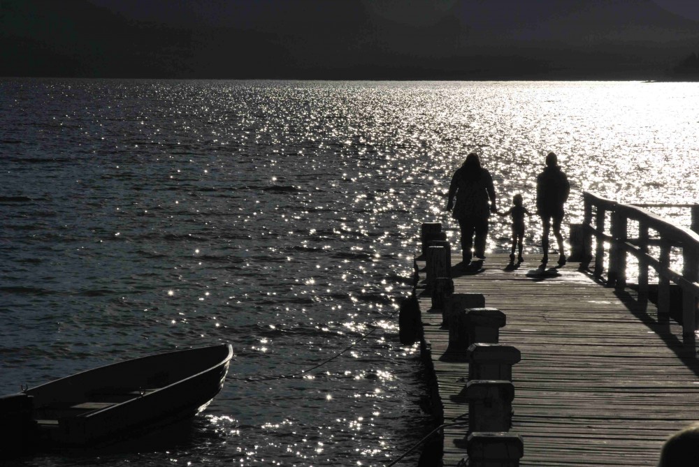 "Figuras en el muelle" de Patricia Ins Arata