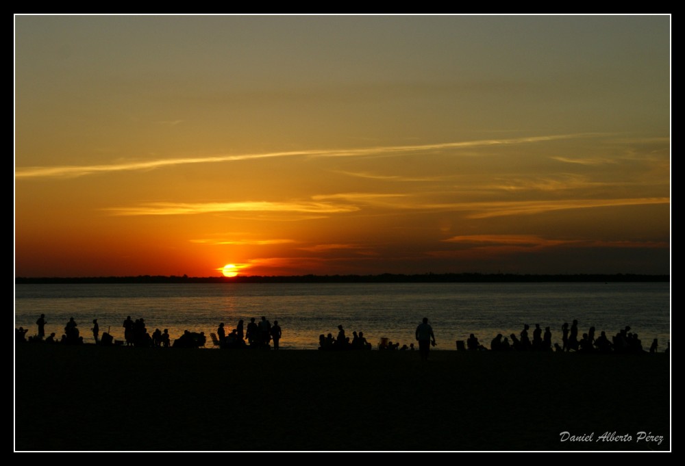 "atardecer con mucha gente en la playa" de Daniel Alberto Prez