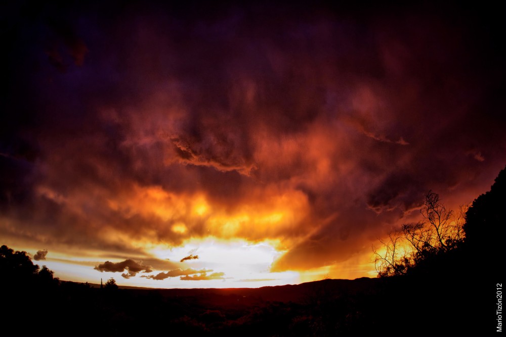 "Cielo en llamas." de Mario Tizn