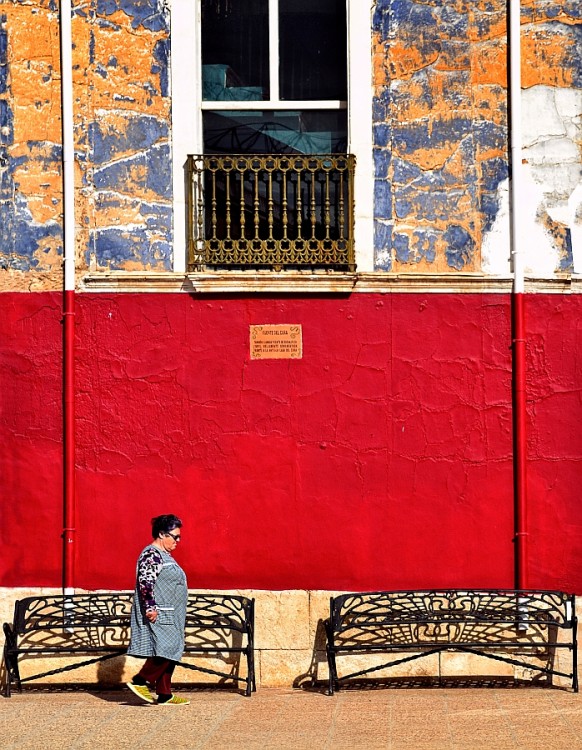 "Fachada roja con seora" de Francisco Jos Cerd Ortiz