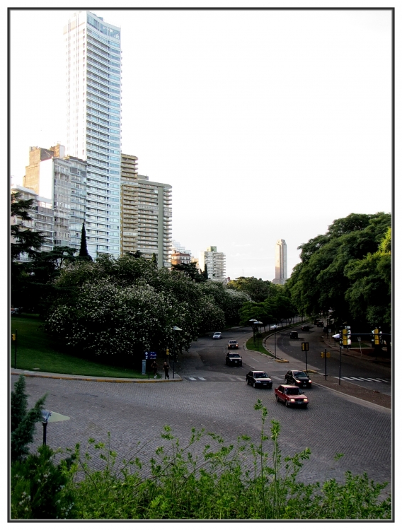 "Parque Urquiza 1- Atardecer hacia el Monumento" de Isidro Solrzano