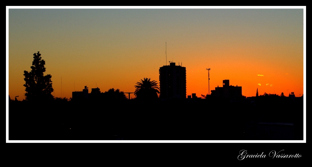 "`El atardecer dibuja mi ciudad`" de Graciela Del Rosario Vassarotto