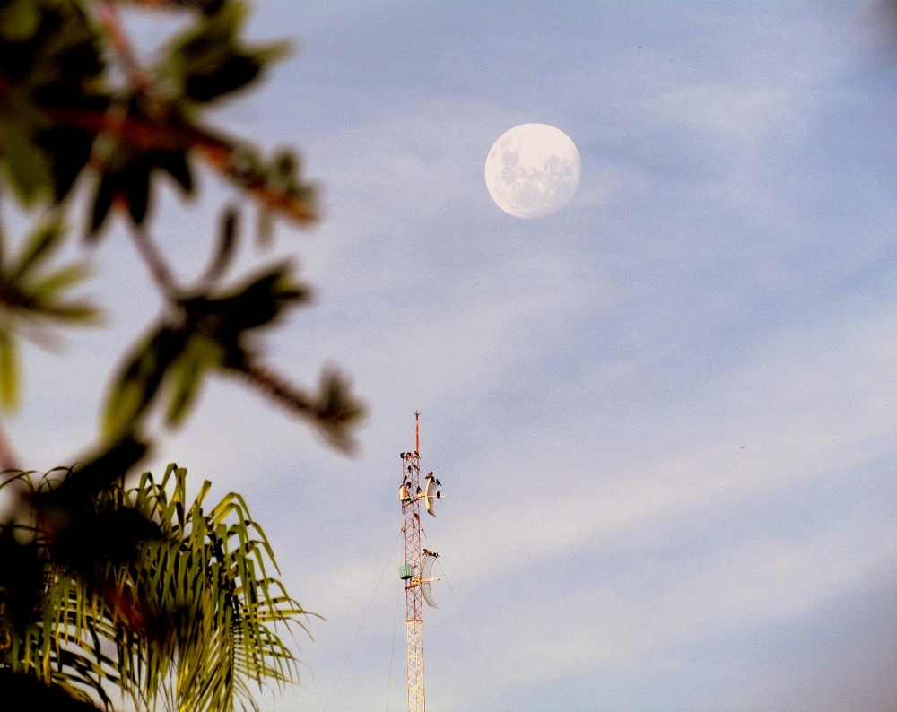 "LUNA Y NUBES" de Hugo Zadunaisky