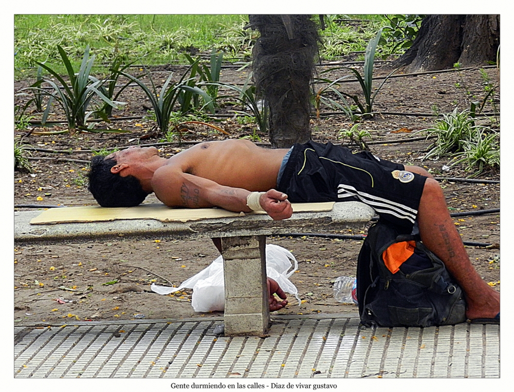 "gente durmiendo en las calles I" de Gustavo Diaz de Vivar