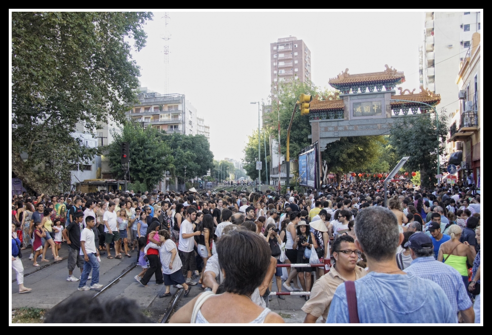 "Multitud en el barrio" de Hugo Lorenzo