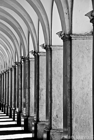 "columnas" de Rafael Bravo