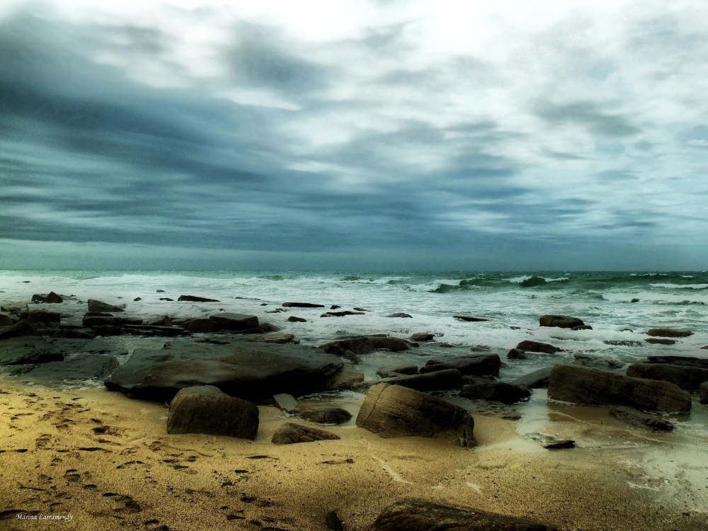 "Playa rocosa" de Marina Larramendy