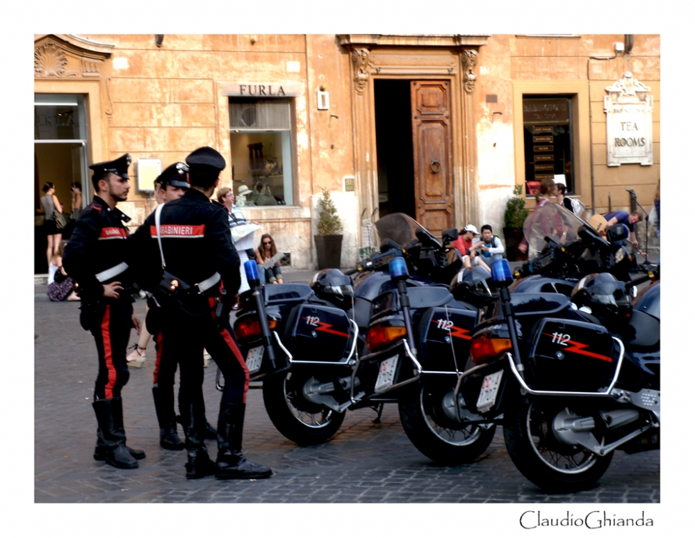 "Le carabinieri e la sala da te" de Claudio Ghianda