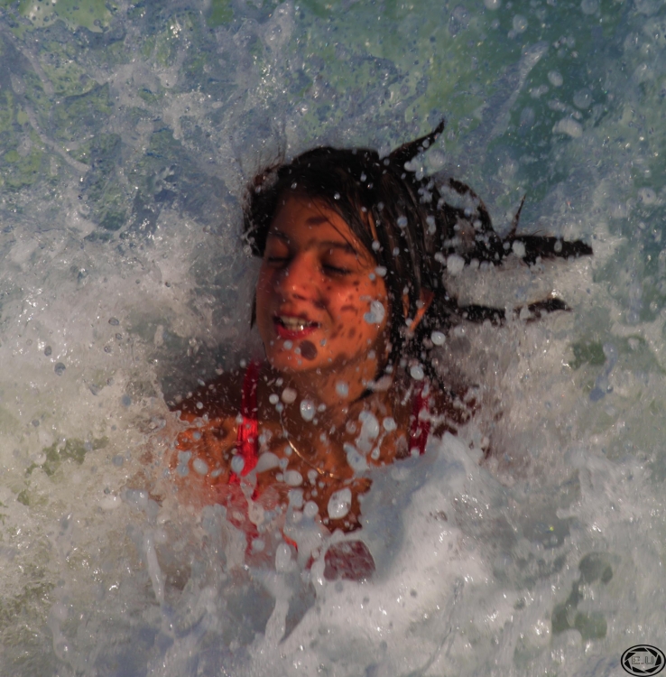 "Jugando con las olas..........." de Eduardo Urcullu