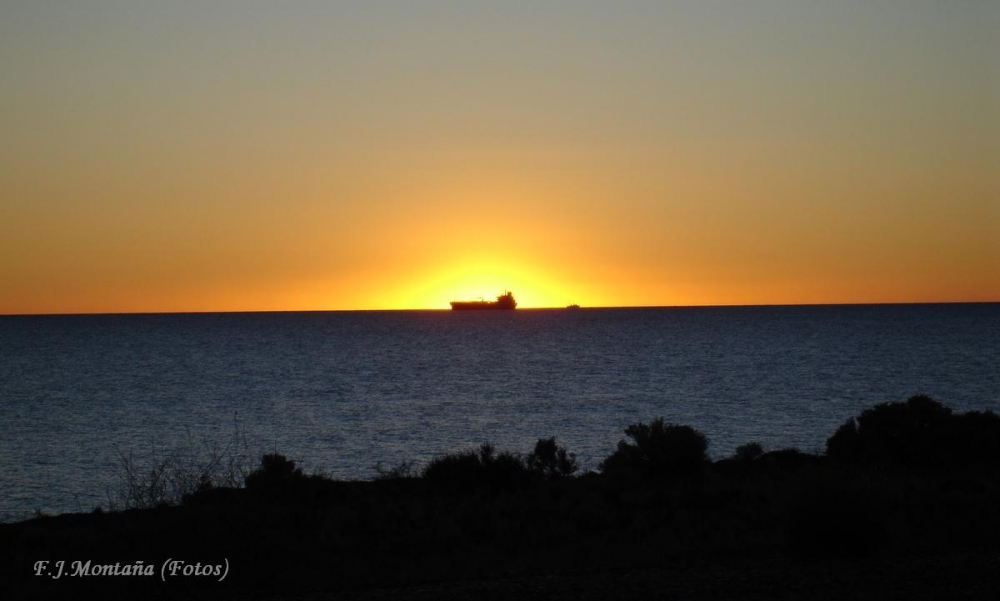 "Amanece en el Mar." de Francisco Jos Montaa