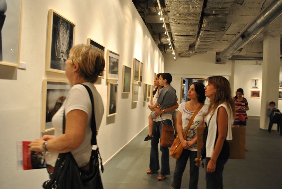 "fotorevisteros en la expo del borges" de Hugo Carballo (oxido)