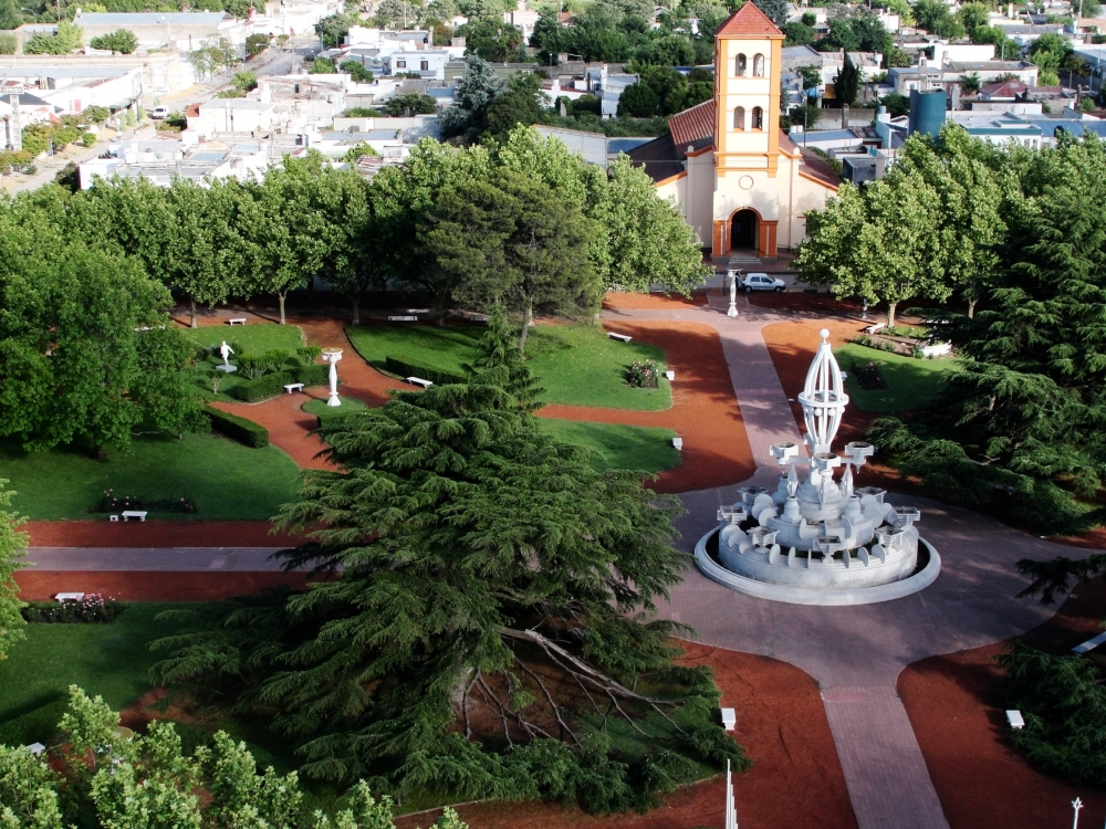 "La plaza de mi pueblo" de Ricardo Lagrange