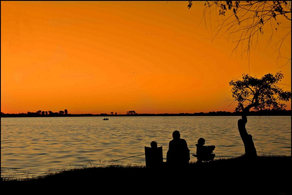 "atardecer en familia" de Noemi Gomez