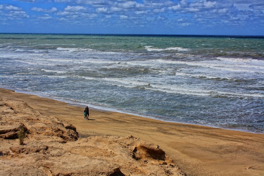 "caminar por la playa" de Stella Maris Kippke