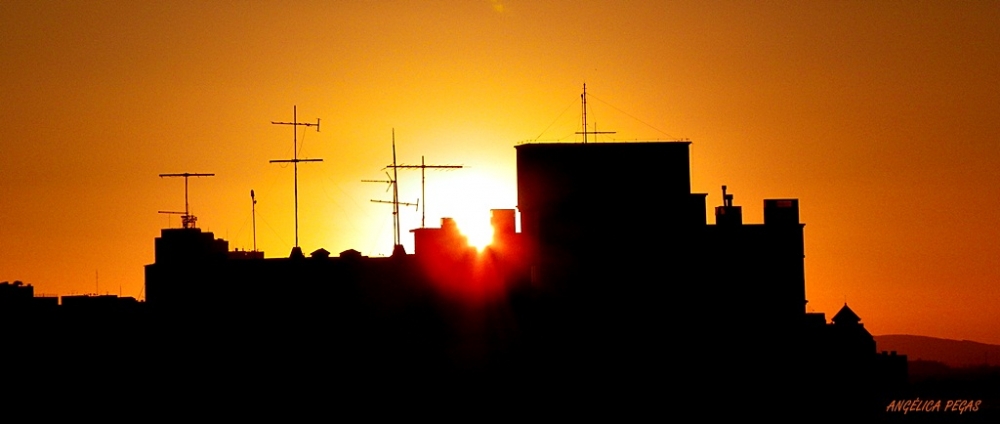 "ATARDECER POR DETRS DE LOS PREDIOS.." de Anglica Pegas