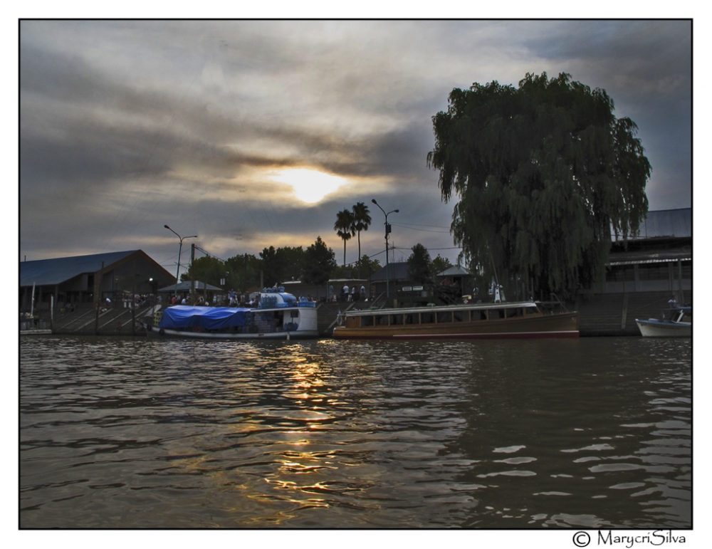 "Atardeciendo en el Puerto de Frutos" de Maria Cristina Silva