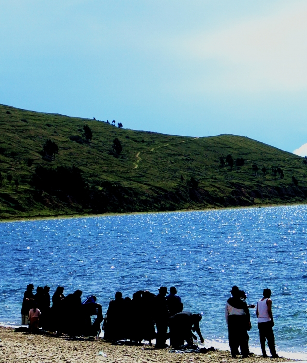 "Ceremonia fnebre Aymara en el lago Titicaca" de Viviana Garca