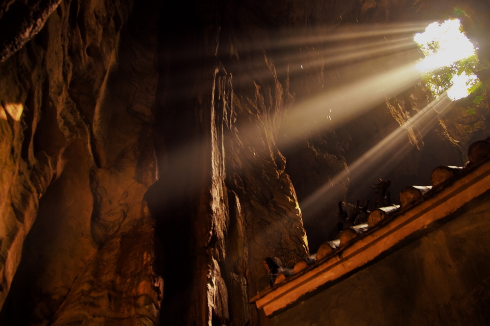 "rayos en la cueva.." de Rafael Buteler