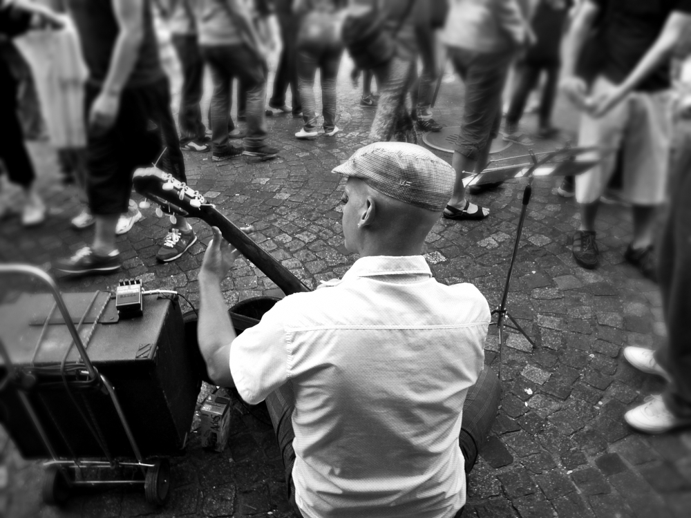 "musica a la gorra III" de Fernando Oscar Colussi