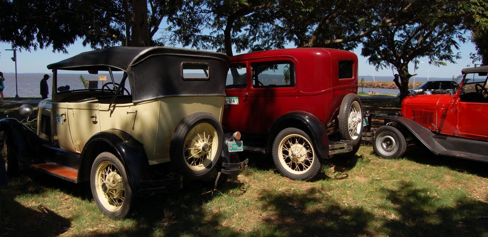 "Encuentro de autos en el rio...." de Romina Esponda