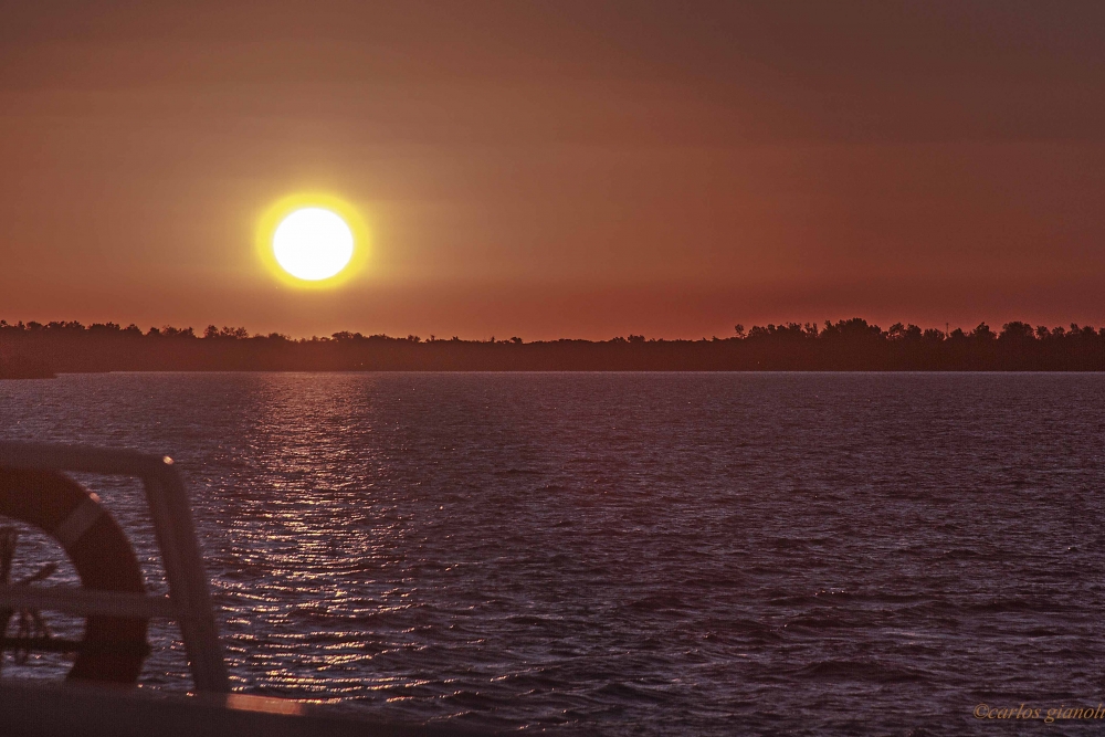 "Puesta del sol desde el barco" de Carlos Gianoli
