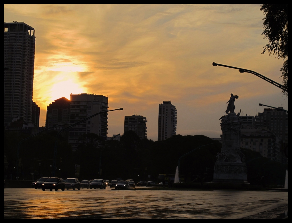 "un atardecer en la ciudad" de Sandra Patricia Tello