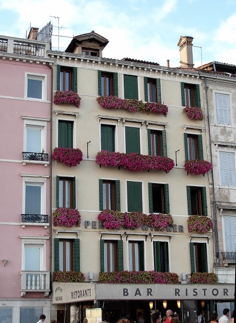 "balcones y flores" de Carlos Maximo Suarez