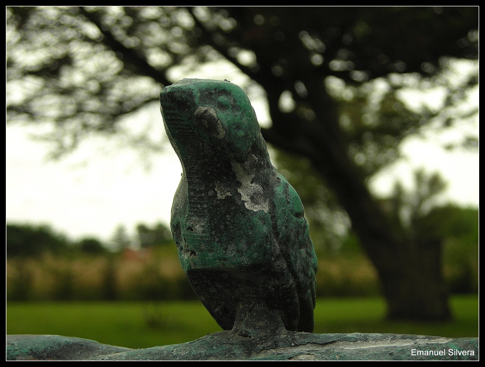 "Estatua de un Canario" de Emanuel Silvera